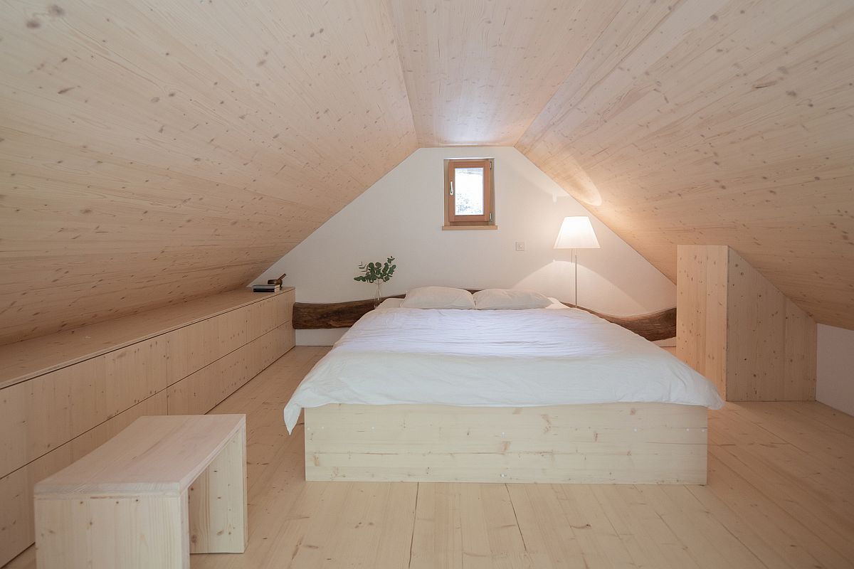 Hình ảnh phòng ngủ áp mái thoáng sáng với trần, tường, sàn ốp gỗ