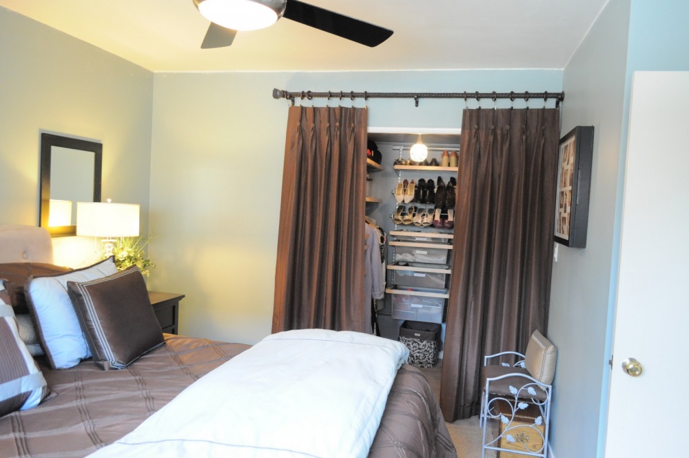 Hình ảnh mẫu phòng ngủ nhỏ được bài trí gọn gàng, đẹp mắt, hốc tường kết hợp rèm cửa màu nâu tạo thành tủ quần áo