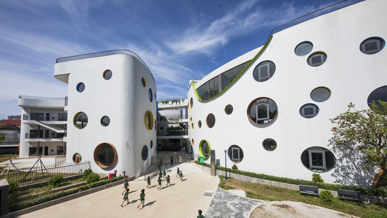 Trường mẫu giáo với hàng loạt ô cửa sổ tròn màu sắc cho phép nắng gió ngập tràn lớp học