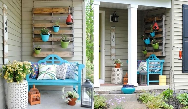 Hình ảnh hiên nhà mùa hè với ghế ngồi màu xanh dương, chậu cây cảnh treo tường