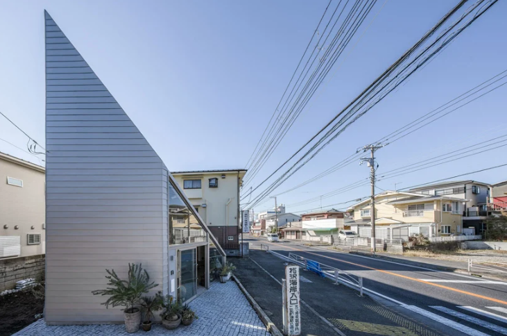 hình ảnh cận cảnh mặt bên ngôi nhà mái dốc nhọn ở Nhật