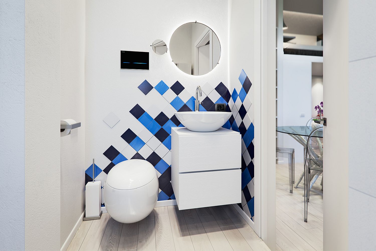 Hình ảnh phòng tắm nhỏ tiện nghi tông màu trắng chủ đạo, mảng tường ốp gạch xanh da trời, xanh than tạo điểm nhấn