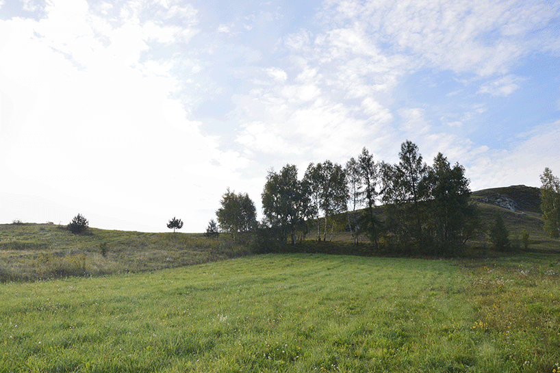 Hình ảnh cảnh quan thung lũng xanh mát nhìn từ sân thượng nhà mái cỏ