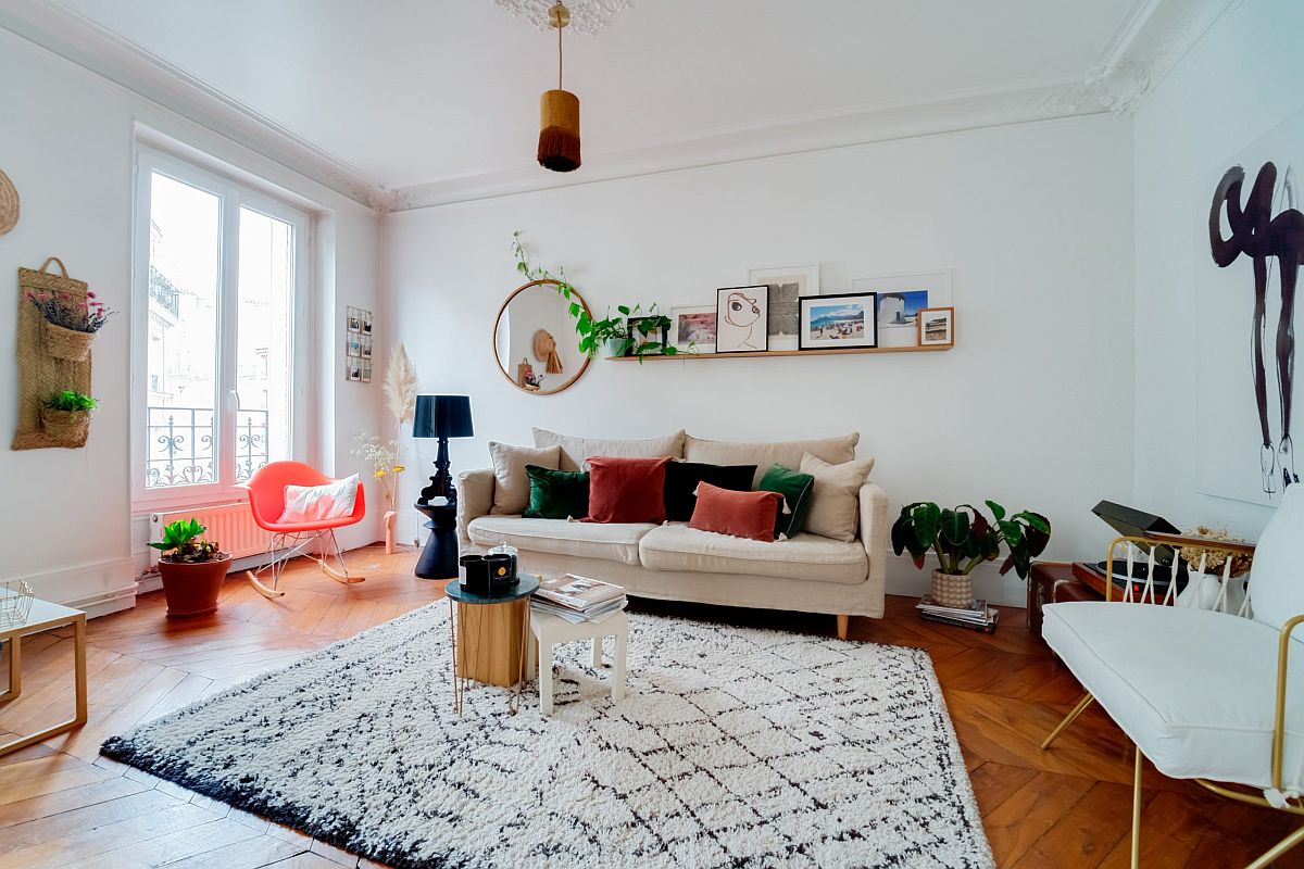 Hình ảnh phòng khách phong cách Shabby-chic sang trọng với gối tựa nhung xanh, hồng vỏ đỗ nổi bật trên sofa trắng