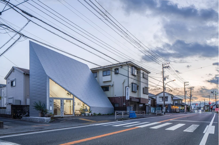 Ấn tượng ngôi nhà mái dốc của họa sĩ ở Nhật