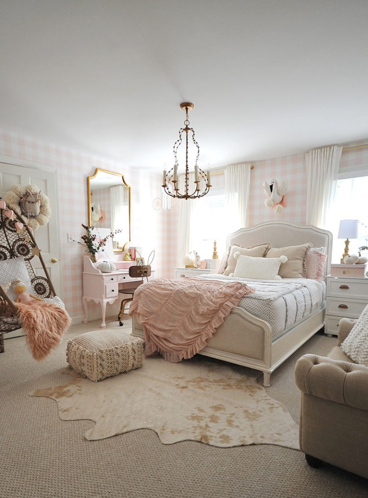 Phòng ngủ bé gái với giường Queen size, đèn chùm trang trí, bàn trang điểm với gương lớn