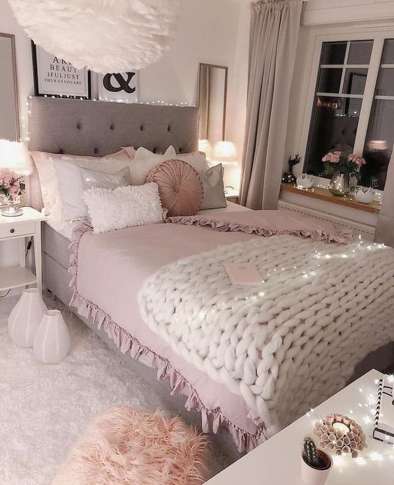 Hình ảnh minh họa cho việc trang trí phòng ngủ con gái tuổi teen với tông màu trung tính chủ đạo