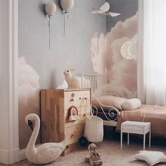 Trang trí phòng ngủ bé gái với thiên nga, thỏ, bóng bay, tủ gỗ