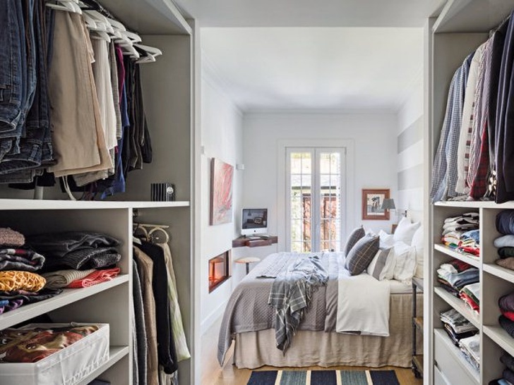 Hình ảnh cận cảnh phòng thay đồ tích hợp trong phòng ngủ với nhiều ngăn kệ lưu trữ quần áo
