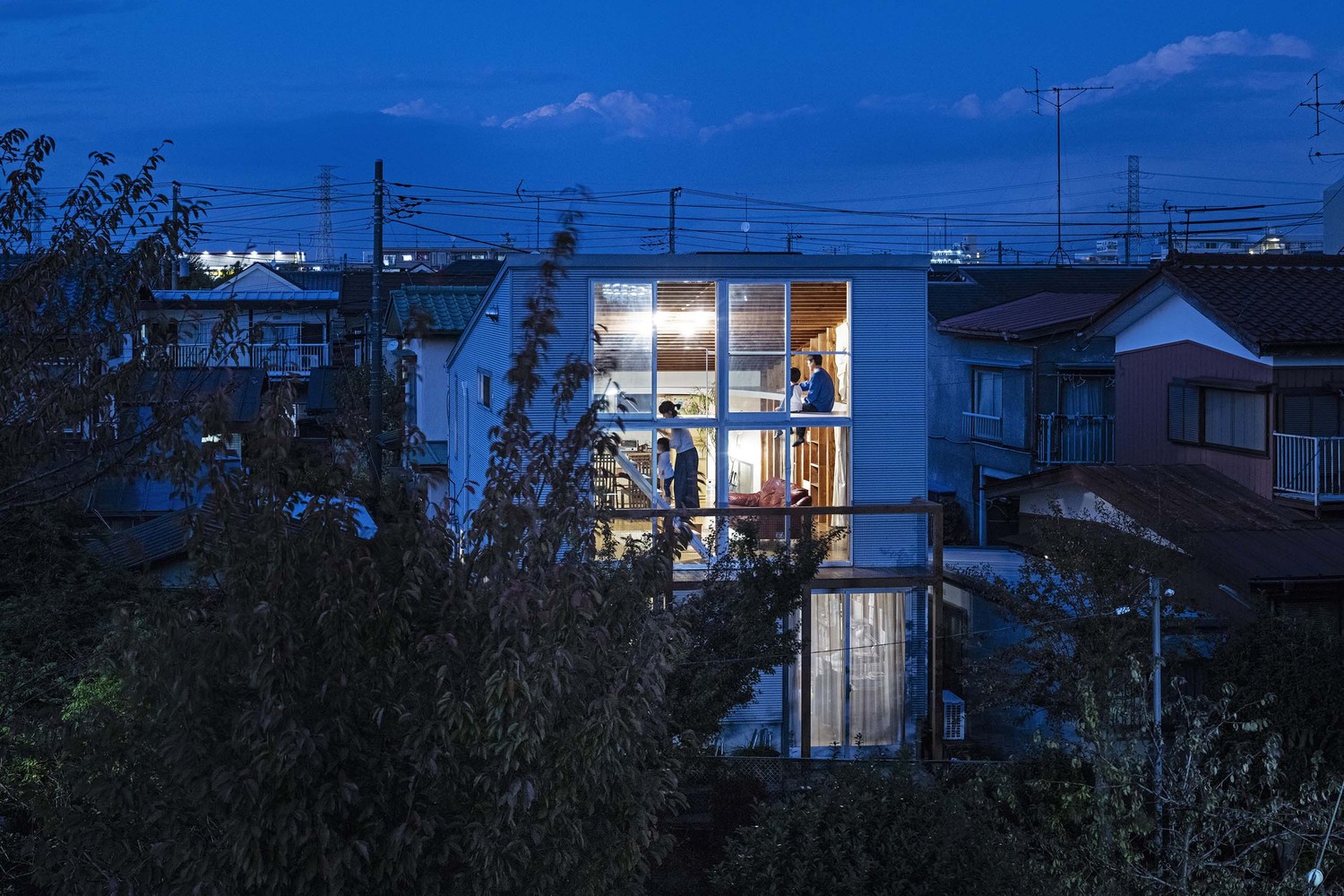 Hình ảnh khung cảnh ngôi nhà ở Nhật bừng sáng lung linh khi vào ban đêm