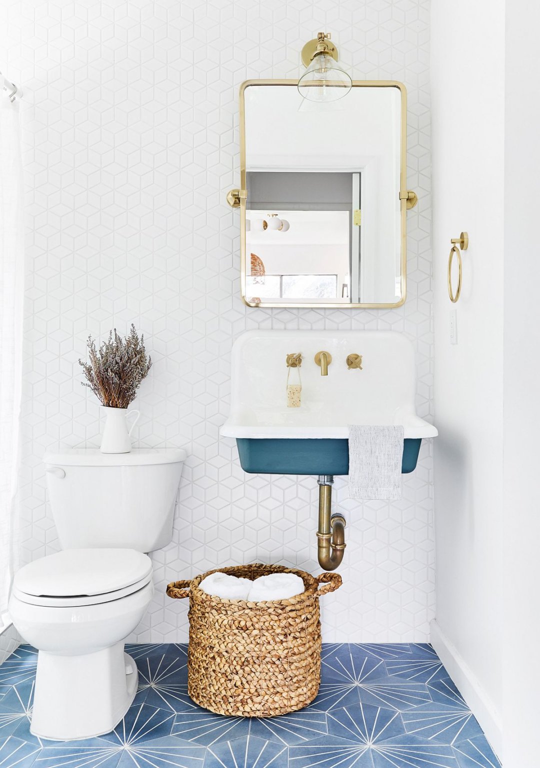 hình ảnh phòng tắm nhỏ hiện đại với gạch lát màu xanh, ốp tường màu trắng, giỏ đồ, khung gương mạ đồng