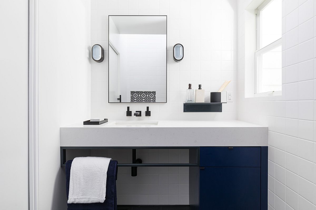 hình ảnh phòng tắm nhỏ màu xanh trắng, điểm nhấn màu đen ở khung gương