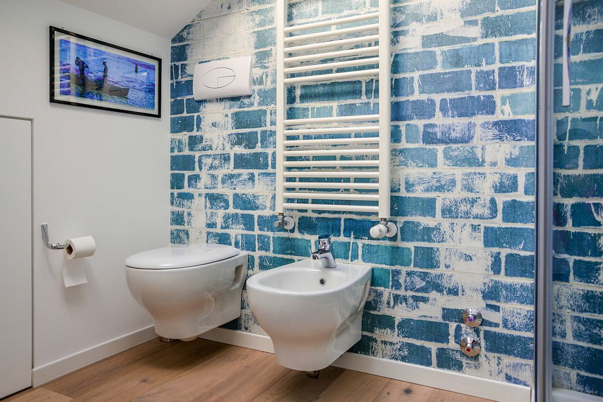 Hình ảnh phòng tắm phong cách Shabby Chic với tường gạch sơn xanh, trang trang trí, thanh treo dạng thang