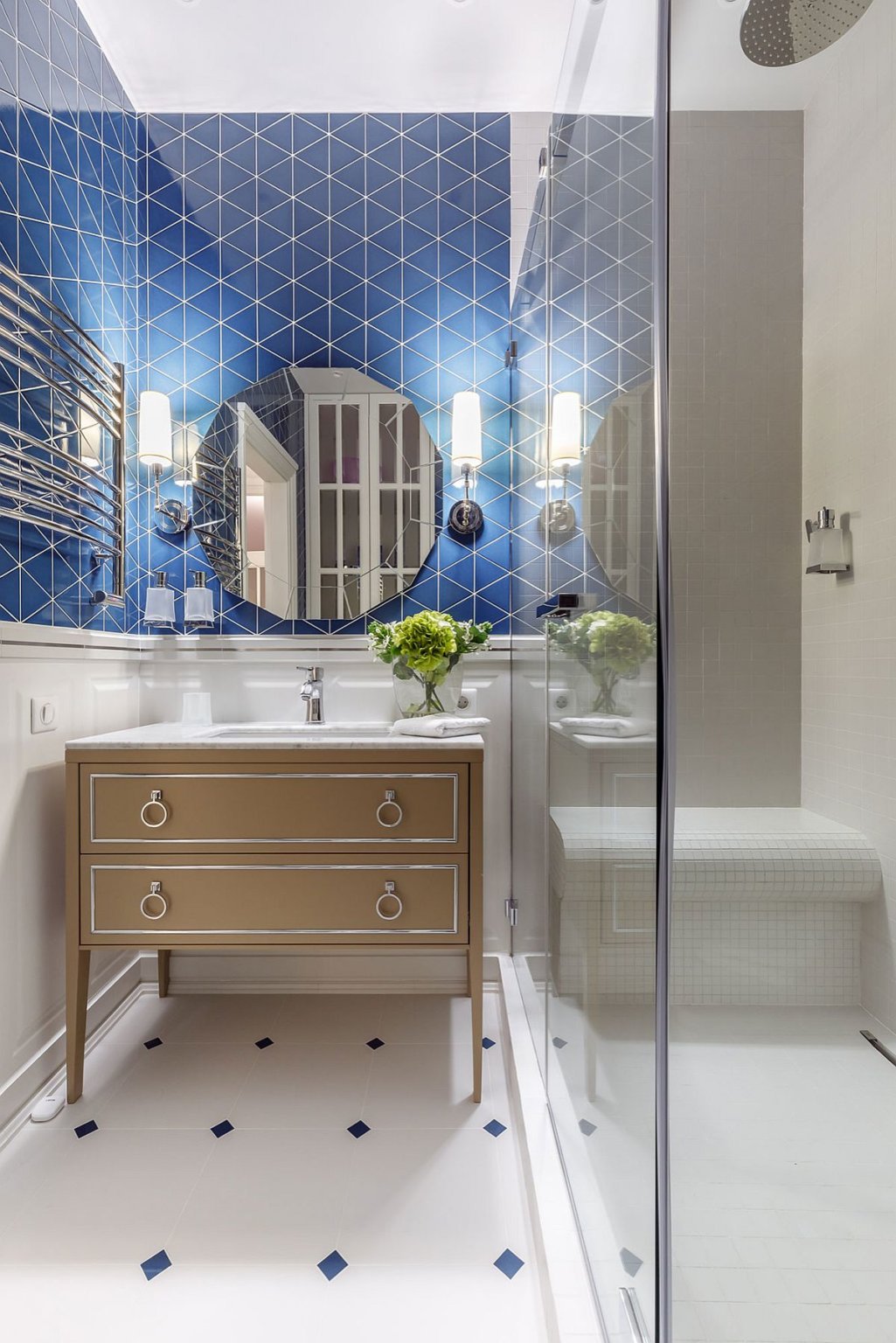 hình ảnh phòng tắm nhỏ nổi bật với gạch ốp màu xanh