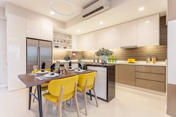 Hình ảnh phòng bếp ăn kết hợp với điểm nhấn màu vàng chanh nổi bật từ bộ ghế ăn