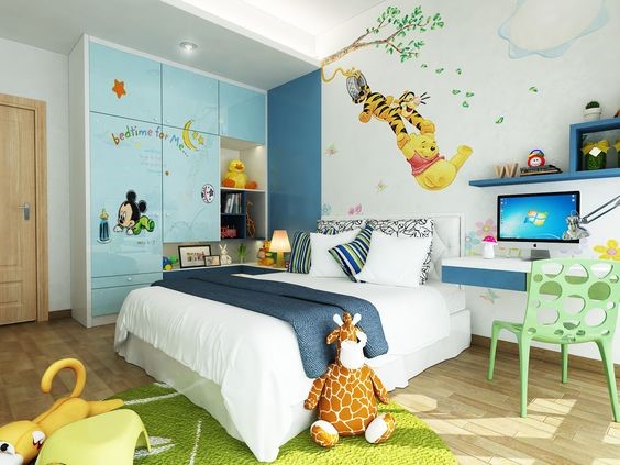 Hình ảnhphòng ngủ của con trai với tủ quần áo màu xanh, bàn học cạnh giường, ghế xanh đục lỗ, thảm trải, hình dán gấu poo 