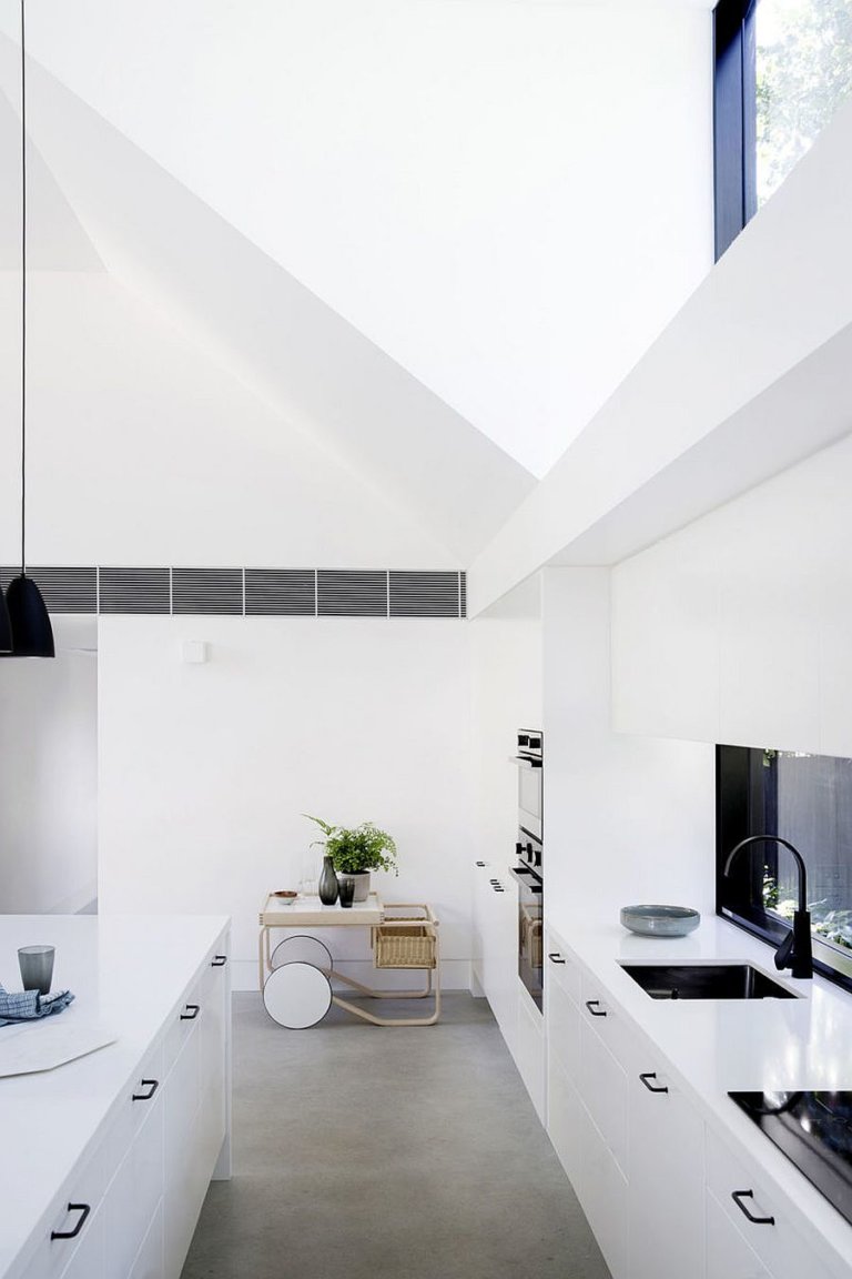 hình ảnh phòng bếp hiện đại tông màu trắng chủ đạo với tủ lớn có tay nắm