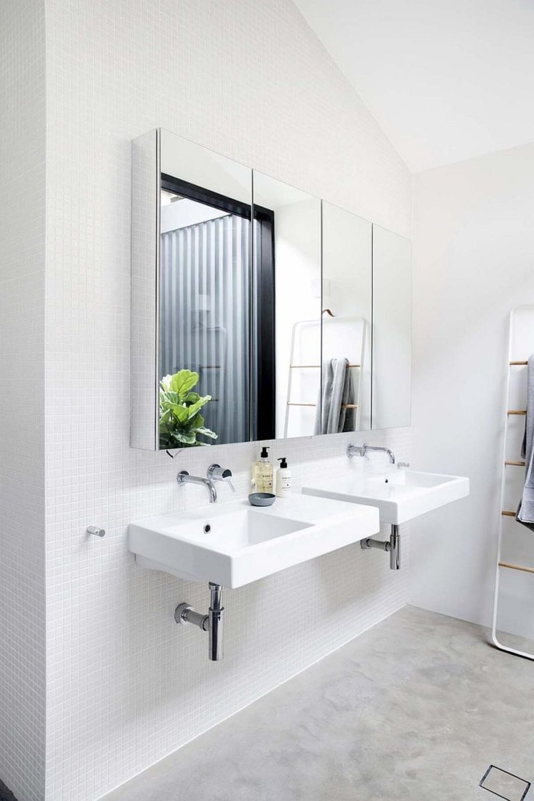 hình ảnh phòng tắm hiện đại, đơn sắc với gương lớn gắn tường