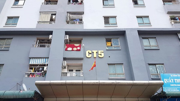 hình ảnh cận cảnh mặt trước một tòa nhà chung cư tại Hà Nội.