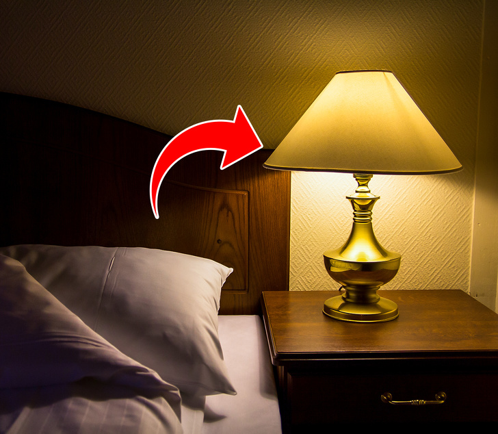 Hình ảnh cận cảnh đèn chụp đặt ở bàn đầu giường ngủ