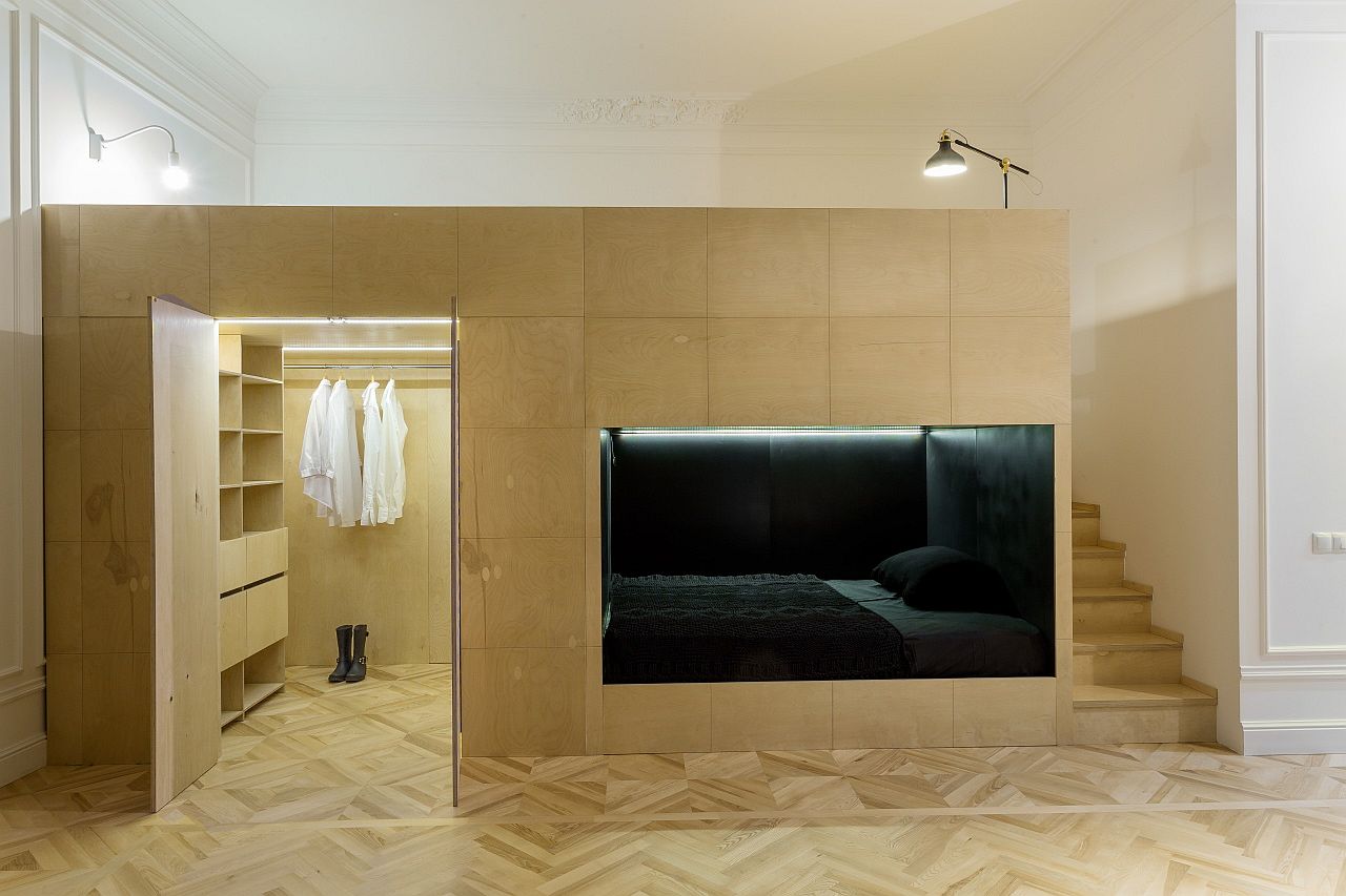 hình ảnh khối hộp gỗ bên trong căn hộ nhỏ với giường ngủ và tủ quần áo không cửa