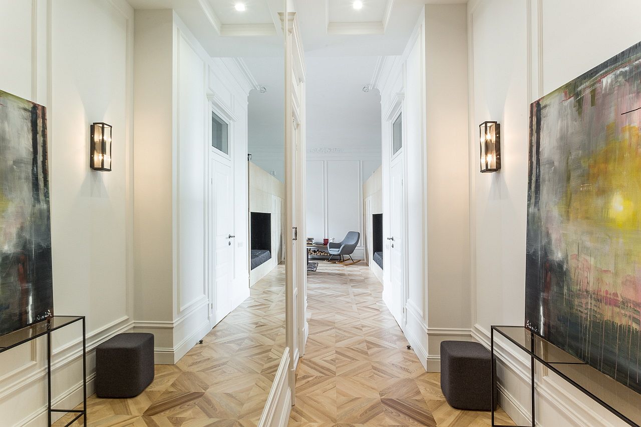 hình ảnh lối vào căn hộ với tranh nghệ thuật treo tường cỡ lớn, gương gắn tường, kệ sắt