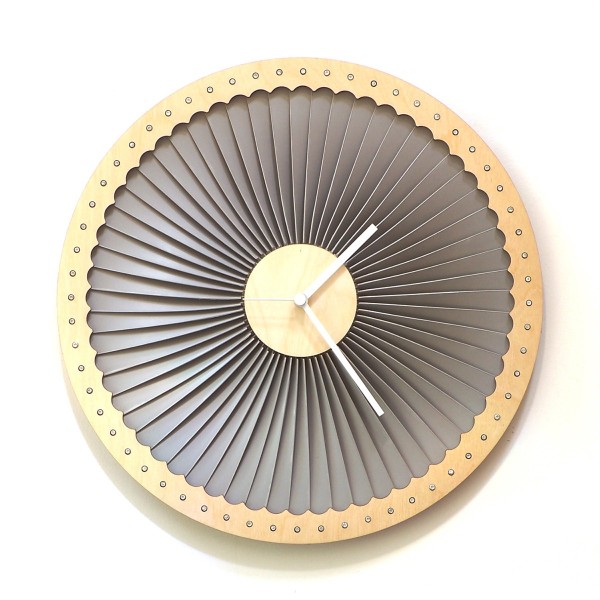 hình ảnh mẫu đồng hồ lấy cảm hứng từ tuabin máy bay với khung viền màu vàng đồng, trong màu xám