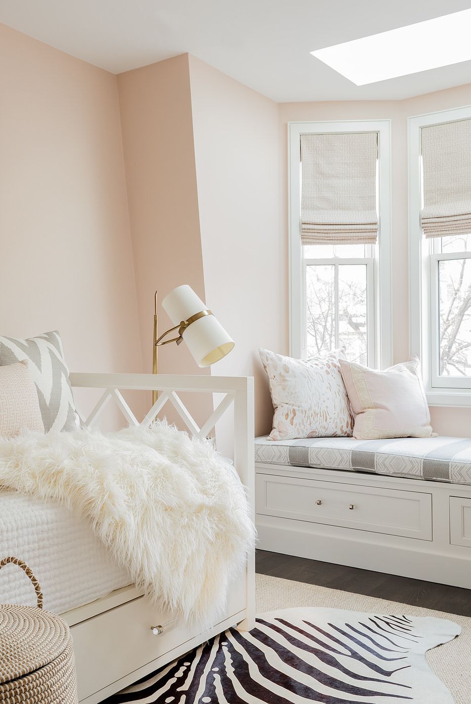 hình ảnh một góc phòng ngủ màu hồng đào có ghế ngồi bên cửa sổ kính