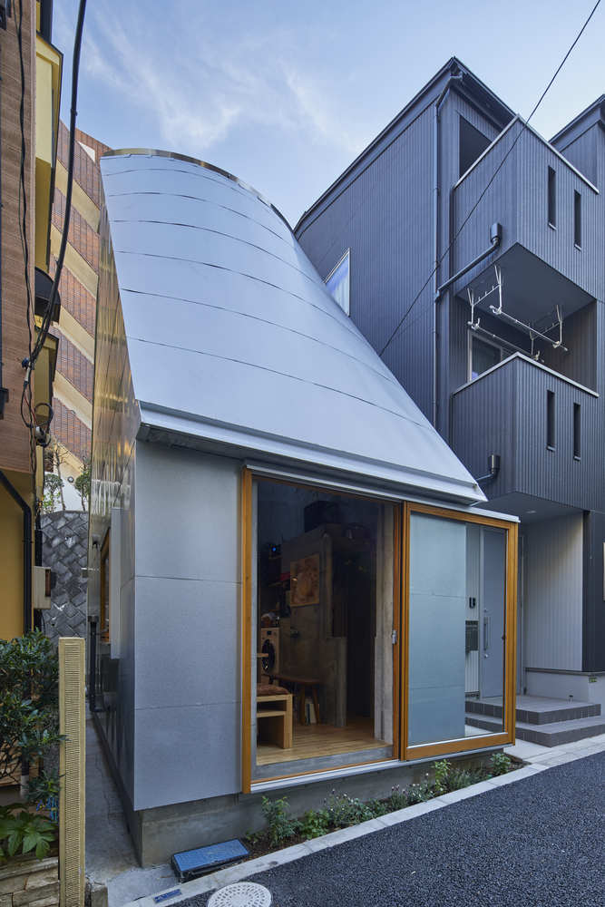 hình ảnh cận cảnh cửa ra vào ngôi nhà 18m2 ở Nhật làm bằng kính khung gỗ
