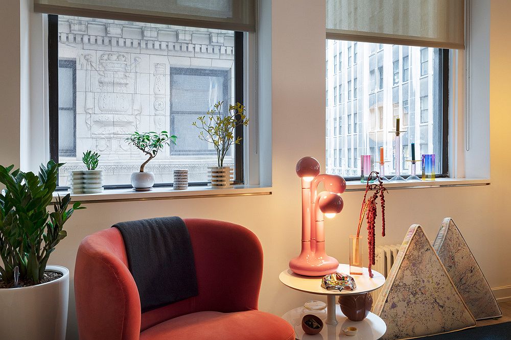 hình ảnh một góc phòng khách với ghế bành đỏ cam, hai khung cửa sổ kính lớn