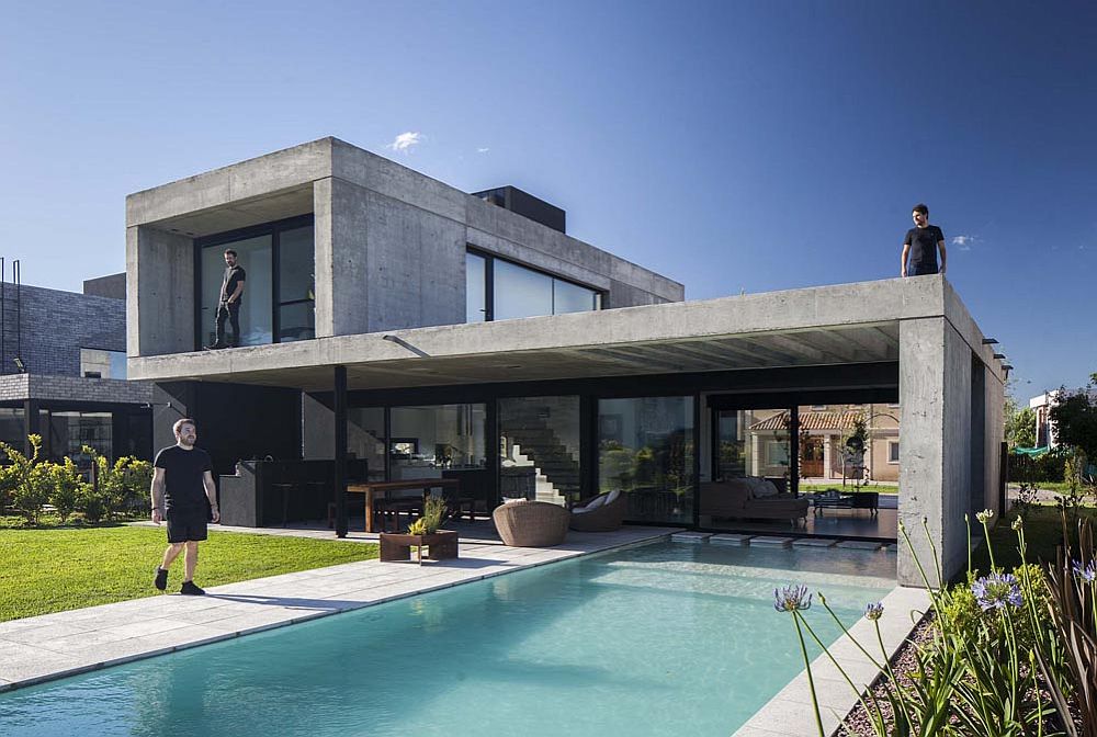 Hình ảnh mặt sau ngôi nhà bê tông phong cách đương đại với bể bơi xanh mát