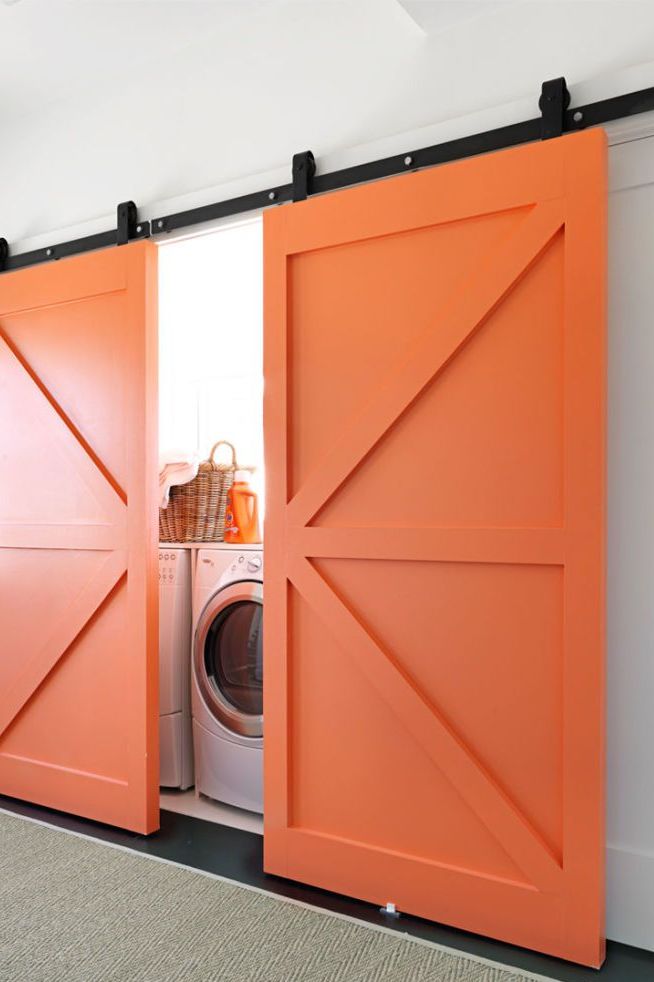 hình ảnh phòng giặt giấu sau cửa trượt màu cam