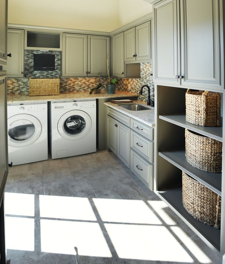 hình ảnh góc giặt tích hợp trong phòng bếp với hệ tủ lưu trữ cao kịch trần, ngăn kệ lớn để giỏ cói