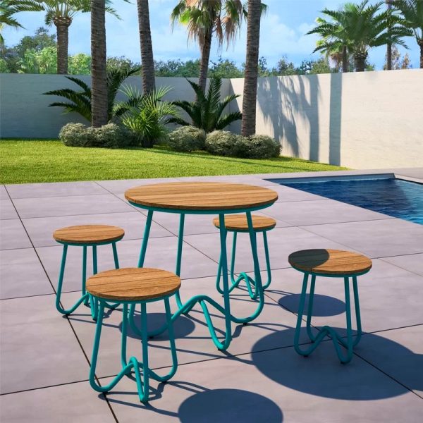 hình ảnh bộ bàn ghế đặt cạnh hồ bơi với bề mặt làm bằng gỗ tếch, chân làm bằng thép sơn màu xanh ngọc lam
