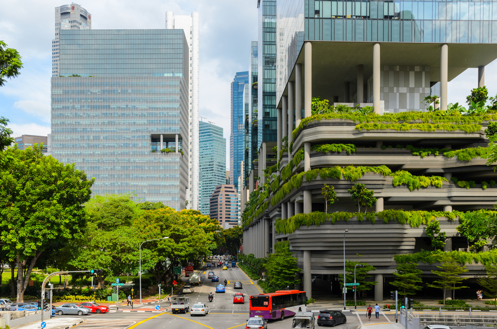 hình ảnh các tòa nhà cao tầng ở trung tâm thành phố với cây xanh bao phủ ngoại thất