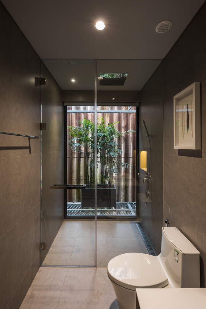 hình ảnh phòng tắm thoáng sáng, tiện nghi với bồn cây xanh tạo điểm nhấn trang trí