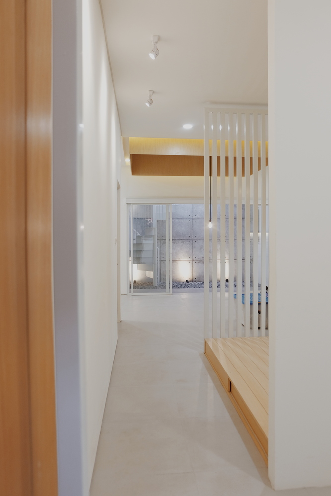 hình ảnh một góc phòng ngủ trong ngôi nhà 76m2 với với giường nệm thấp, sàn lát gỗ màu sáng