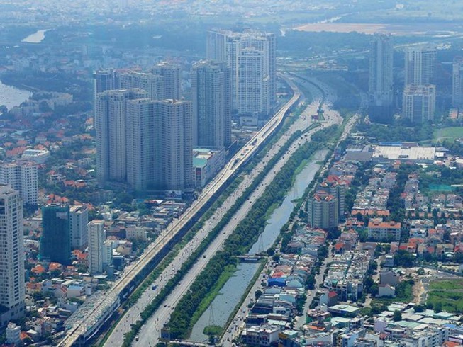 hình ảnh một góc thành phố với nhiều tòa nhà cao tầng tọa lạc hai bên trục đường lớn