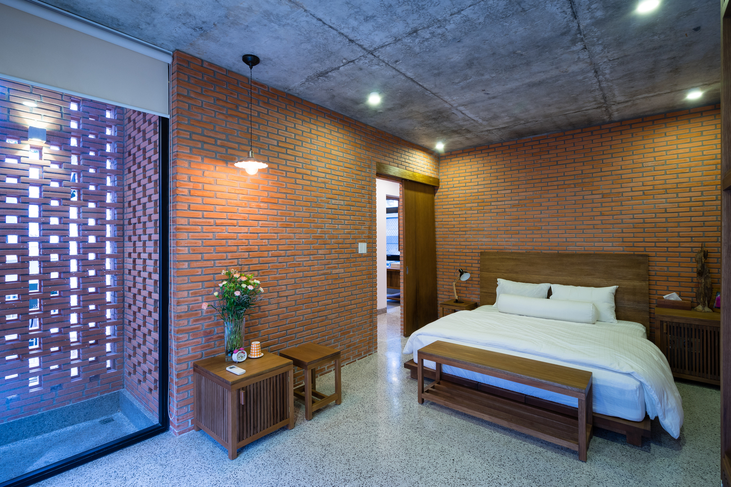 hình ảnh toàn cảnh phòng ngủ master ở lầu 1 nhà phố Sài Gòn