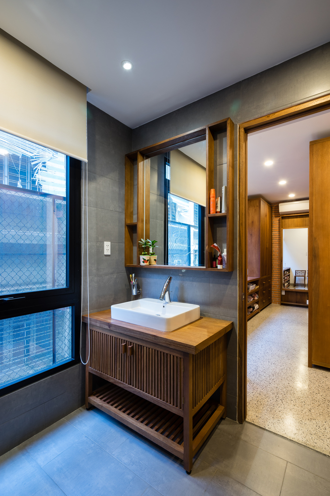 hình ảnh phòng tắm nhà phố nổi bật với tủ gỗ dưới bồn rửa mang hơi hướng hoài cổ