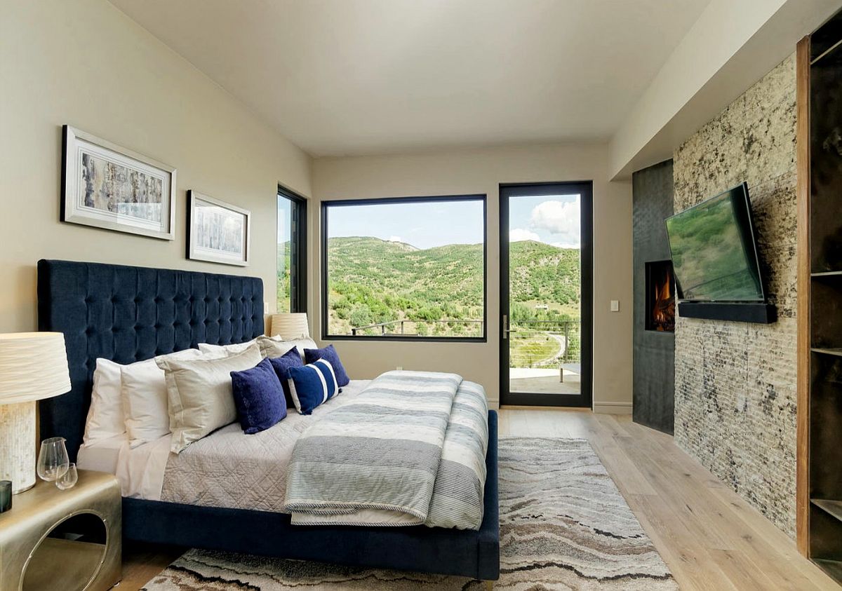 hình ảnh phòng ngủ master với giường màu xanh dương, tường và trần màu be sáng ấm áp