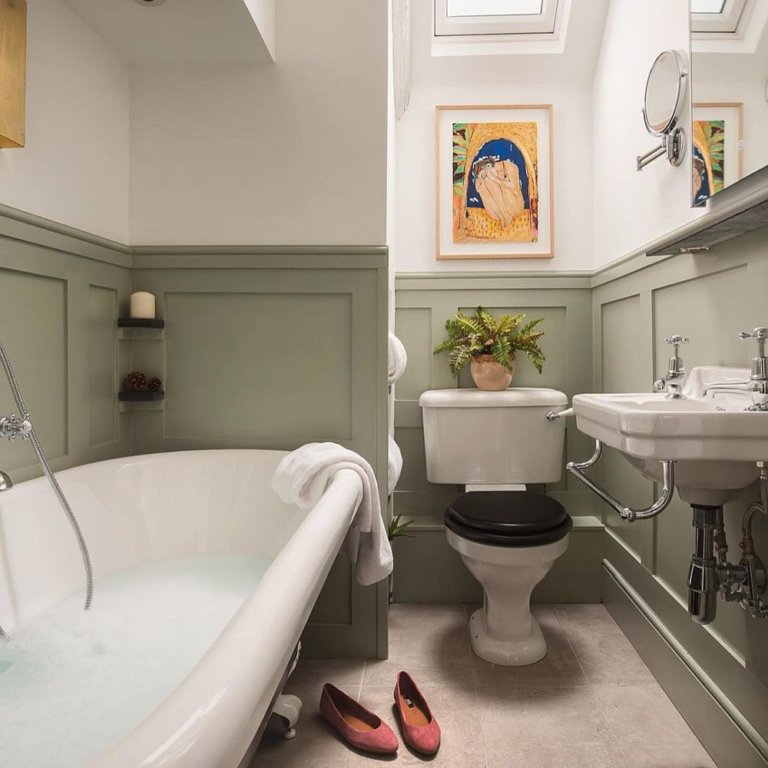 hình ảnh phòng tắm nhỏ với tường sơn màu trắng, be pha xanh rêu, bồn tắm, bồn rửa màu trắng