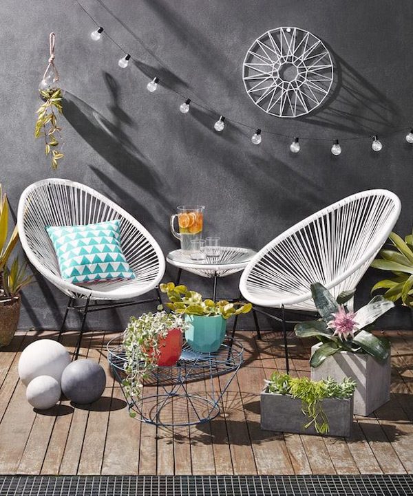 hình ảnh mẫu ghế ngồi ngoài trời bằng kim loại phun tĩnh điện, bàn trà kim loại nhỏ xinh, tường bê tông xám, đèn LED trang trí, cây xanh