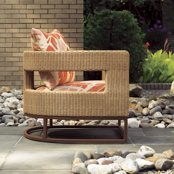 hình ảnh mẫu ghế ngồi ngoài trời với khung nhôm nâu đất, mây tre đan, đệm ngồi màu cam đất