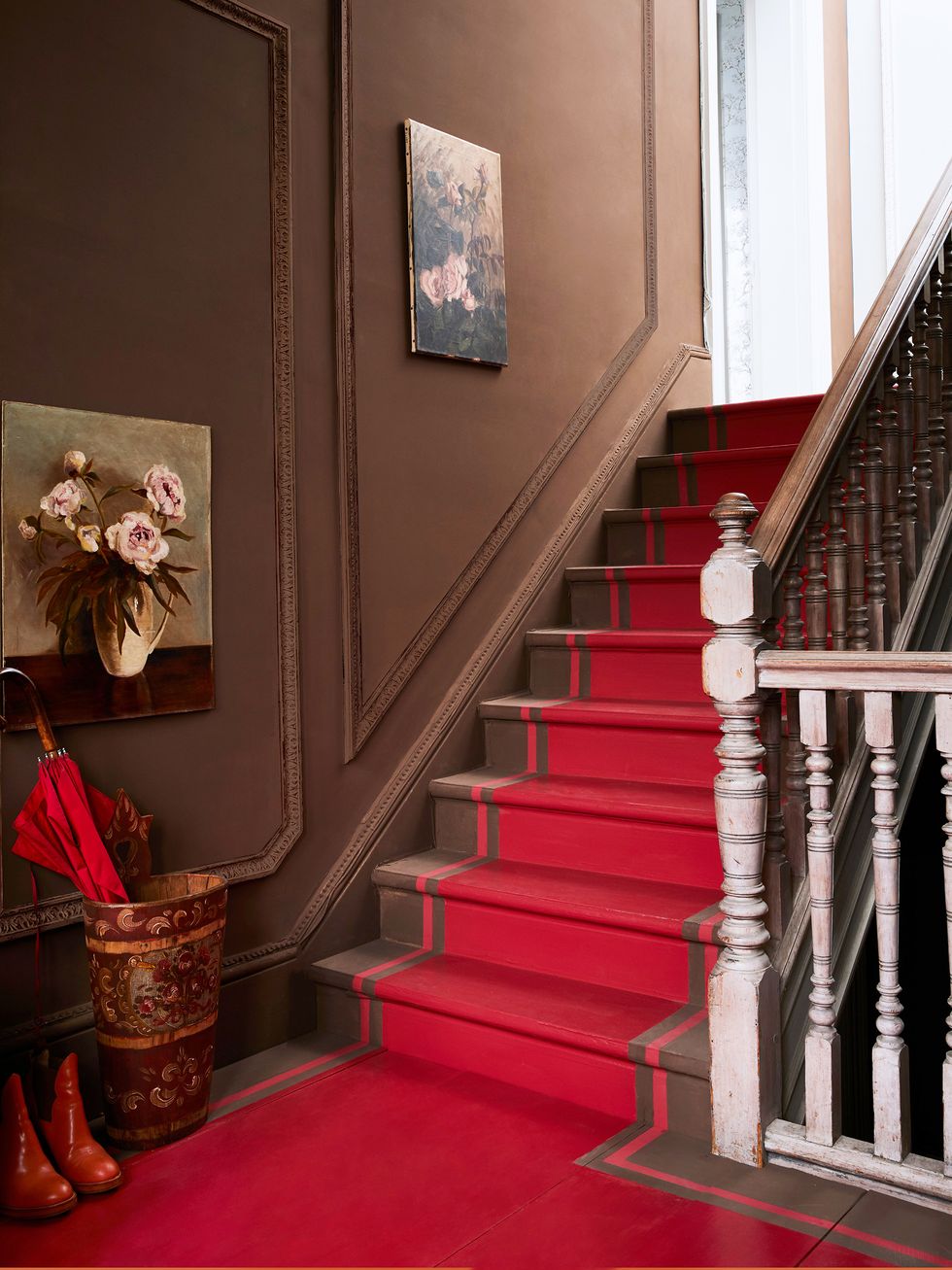 hình ảnh các bậc cầu thang được sơn màu đỏ đậm
