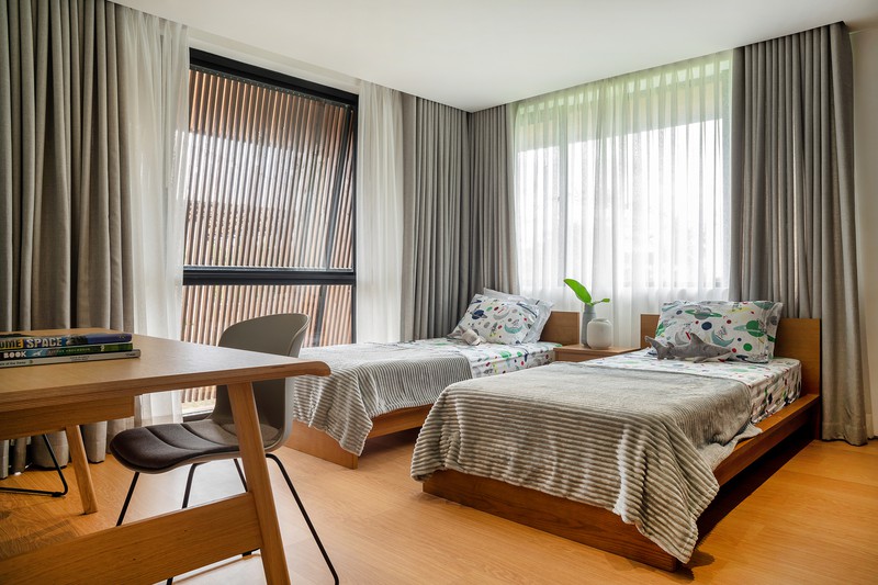 hình ảnh phòng ngủ giường đôi trong nhà 3 tầng, rèm cửa màu xám 2 lớp