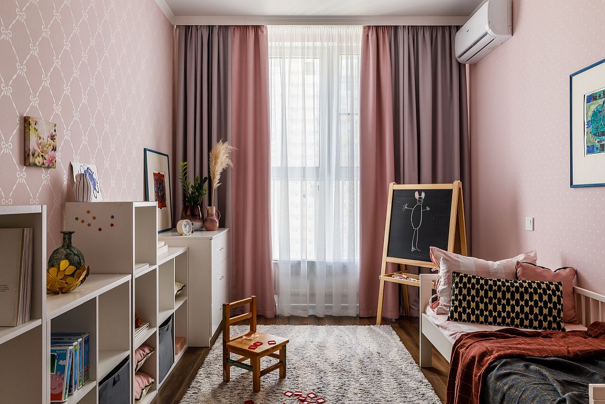 hình ảnh mẫu phòng ngủ hiện đại dành cho các cô gái trẻ với rèm cửa màu hồng xám, cùng tông với giấy dán tường