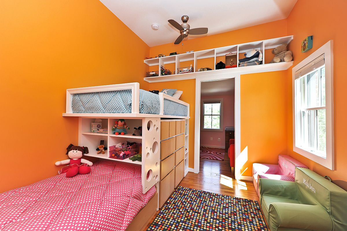 hình ảnh toàn cảnh phòng ngủ con gái sơn màu cam, giường tầng, ga gối màu hồng, cửa sổ kính