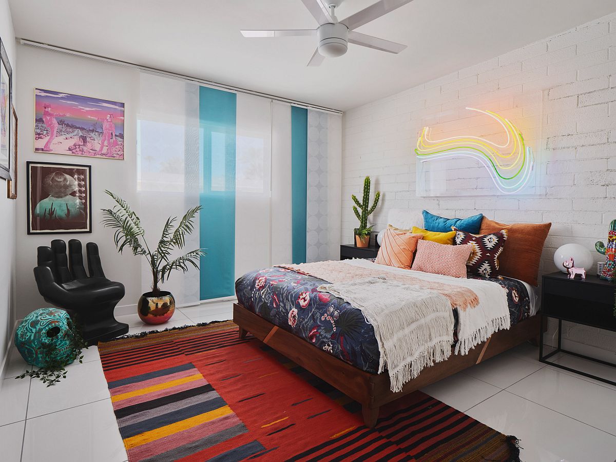 hình ảnh phòng ngủ con gái với màu trắng chủ đạo, nhấn nhá sắc xanh dương, thảm trải đỏ, đèn LED độc đáo đầu giường