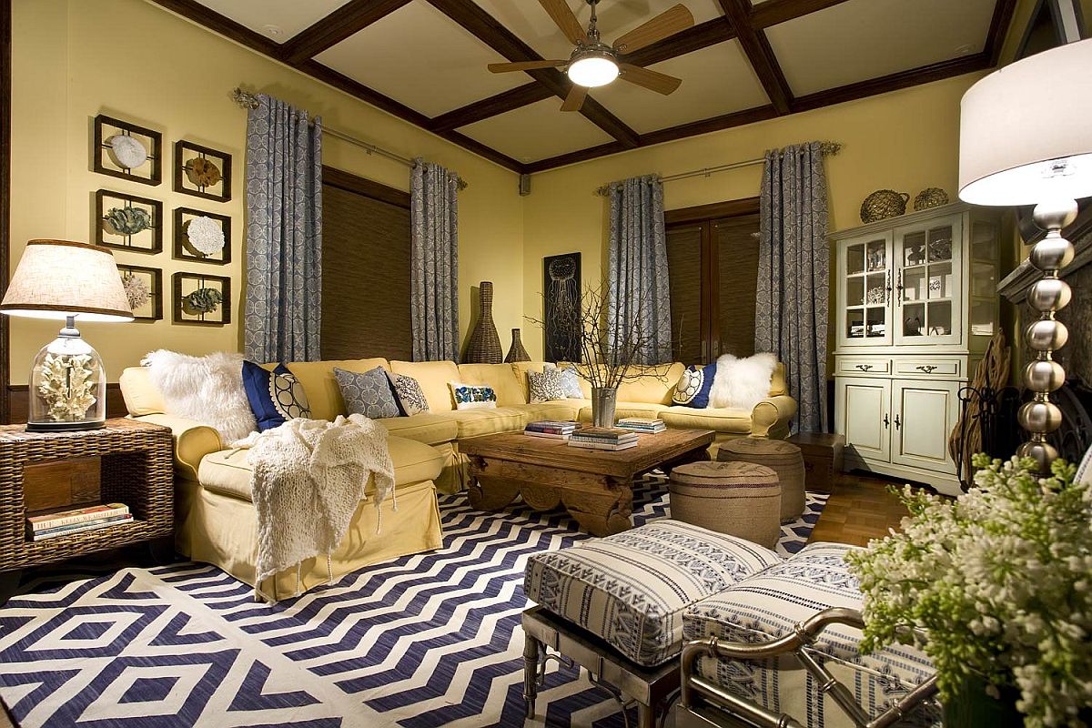 Hình ảnh phòng khách sử dụng màu vàng nhạt chủ đạo cho tường, ghế sofa, thảm trải và gối tựa màu xanh nước biển